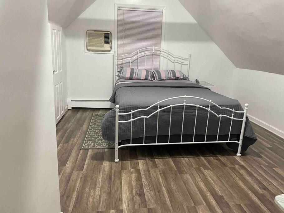 Entire 3bdr W/parking, Backyard, Firepit, Bbq Pousada Nova York
